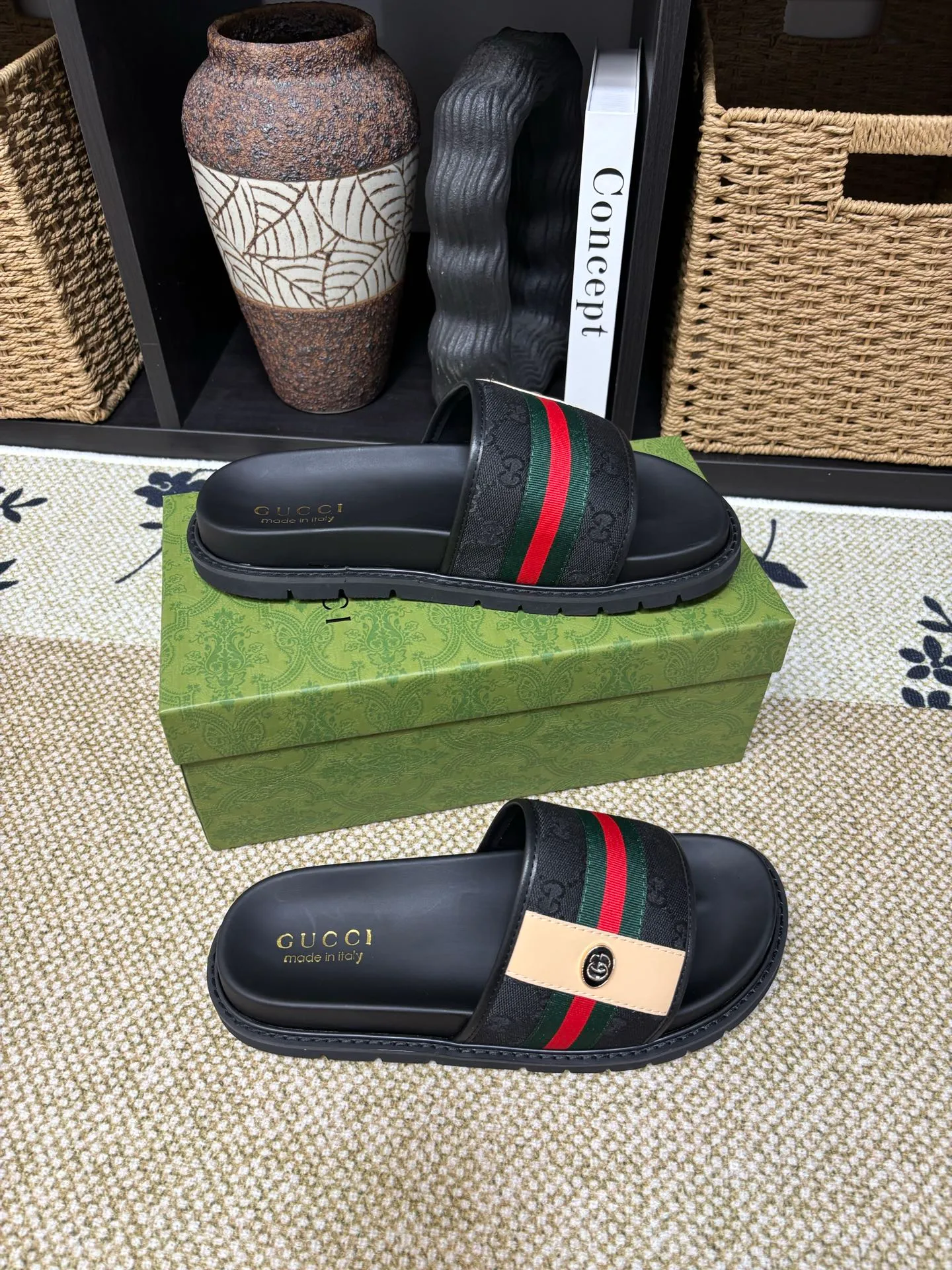 Factory 💰 300 yuan Gucci slippers] high-end men's shoes brand official website 1:1 latest masterpiece: original mold customization, the fabric is made of imported original materials, upgraded outsole, lighter and non-slip. The market's top quality, simple yet tasteful, a must-have for fashionistas, fashionable at your feet, full of confidence, the same style at the counter 👍The season of summer slippers is here. Code: 38-45 (45 customized)